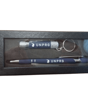 un coffret fermé posé sur une table contenant un stylo et une lampe avec écrit UNPRG