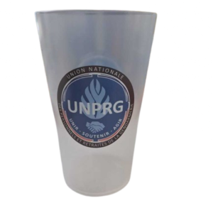 Un gobelet en plastique transparent avec le logo UNPRG