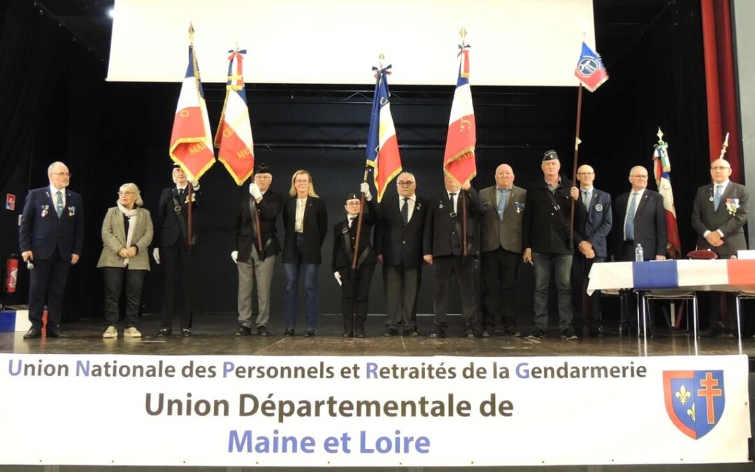 Les nouveaux drapeaux bénis par le Padre lors de l&rsquo;assemblée générale – UD 49