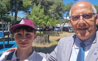 Guillaume, porteur du drapeau de l’ UD02 au Congrès national de l’UNPRG à Sète – UD 02